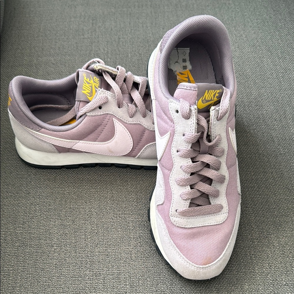 Nike Air Women's Purple Lulac Sneakers, 8.5